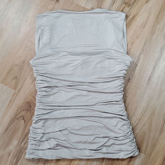 🔸️NWT Cynthia Steffe Light Gray Ruched Fitted Sleeveless Top Large - Picture 2 of 9